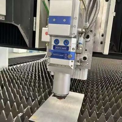 Goede prijs 3 kW hoogwaardige CNC-lasersnijmachine voor het snijden van platen van metaal voor de meubelindustrie, de lucht- en ruimtevaartindustrie en de elektronicaindustrie online