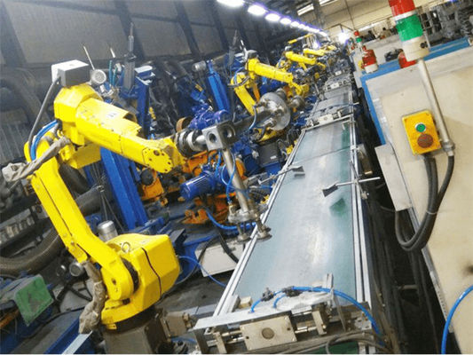 Men plaatst Auto Buiten Oppoetsende Machine
