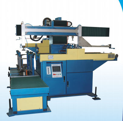 Automatische voedingsmachine voor het vervoeren van getrokken metalen schijven en automatisch geolied