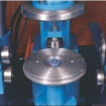 Automatische voedingsmachine voor het vervoeren van getrokken metalen schijven en automatisch geolied