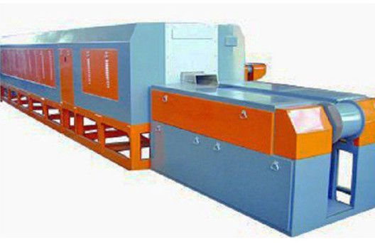 Fabriek voor machines voor de warmtebehandeling van banden met een continu mesh