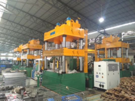 Hydraulische persmachine voor geautomatiseerde grote metalen componenten