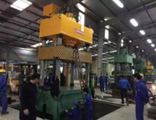 Hydraulische persmachine voor geautomatiseerde grote metalen componenten