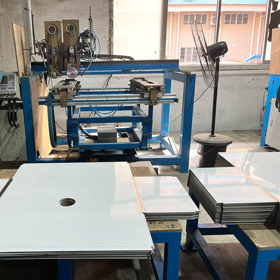 Machine voor het slijpen van roestvrijstalen platen met een naad voor het afwerken van oppervlakken en met een nauwkeurige bewerking