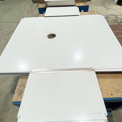 Machine voor het slijpen van roestvrijstalen platen met een naad voor het afwerken van oppervlakken en met een nauwkeurige bewerking