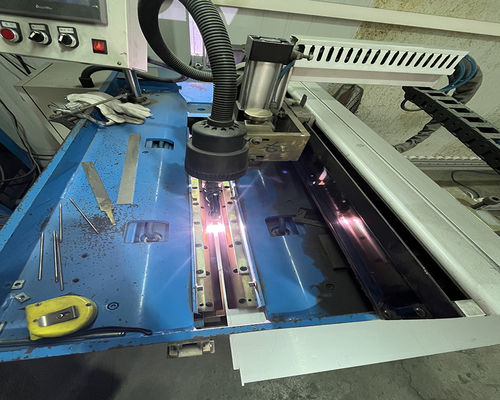 Geavanceerde machine voor het lassen van metalen panelen van roestvrij staal met precieze rechte naad voor verschillende materialendiktes