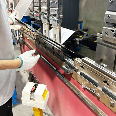 Machines voor het buigen van roestvrij staalplaten voor wasbakken in industriële productie en op maat gemaakte projecten