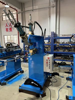 Compacte hoek- en naadpersmachine voor handgemaakte wasbakken in roestvrij staal