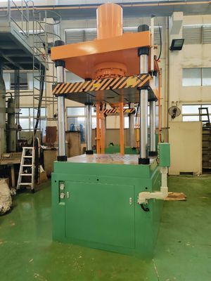 Automatische werkbank met metalen componenten met grote oppervlakte