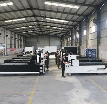 Goede prijs Machine voor het lasersnijden van metalen platen van hoog vermogen van roestvrij staal met precisie servosysteem online