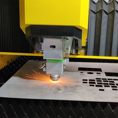Hoog efficiënte metalen lasersnijmachine speciaal ontworpen voor industriële toepassingen van handgemaakte wasbakken