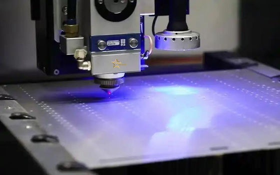 3 kW hoogwaardige CNC-lasersnijmachine voor het snijden van platen van metaal voor de meubelindustrie, de lucht- en ruimtevaartindustrie en de elektronicaindustrie