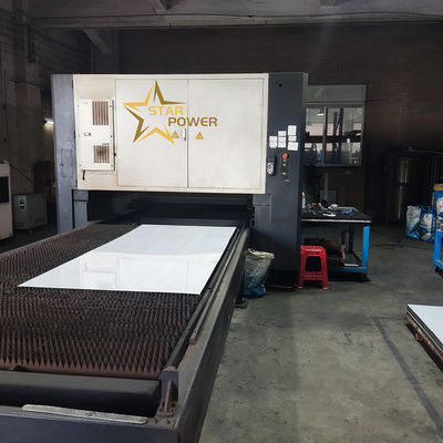 Hoogvermogende lasersnijmachine voor kookgereiproductielijn Multifunctionele volledige scène-toepassing