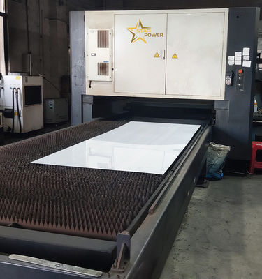 Automatische roestvrijstalen wasbak gespecialiseerd in de productie van CNC-metalen lasersnijmachines