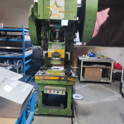 Efficiënte behandeling van de diepe keelpers voor de handgemaakte productie van keukensink