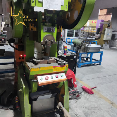 Efficiënte behandeling van de diepe keelpers voor de handgemaakte productie van keukensink