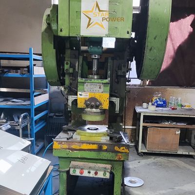 Efficiënte behandeling van de diepe keelpers voor de handgemaakte productie van keukensink
