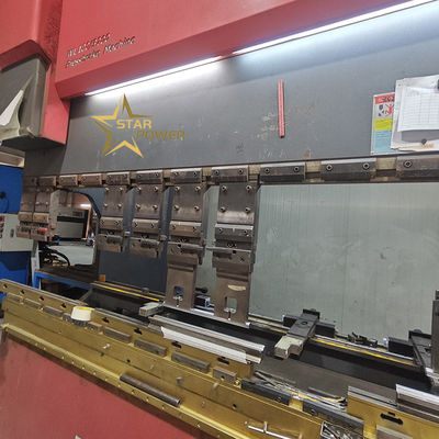 Automatische buigmachine voor het buigen van keukengereedschappen met hydraulische gootsteen
