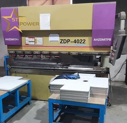 Automatische buigmachine voor het buigen van keukengereedschappen met hydraulische gootsteen