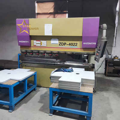 Automatische buigmachine voor het buigen van keukengereedschappen met hydraulische gootsteen