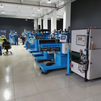 Pers voor het afronden van de onderste hoeken van spoelbakken