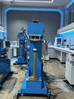 Hydraulische hoekvorm- en verbindingsmachine