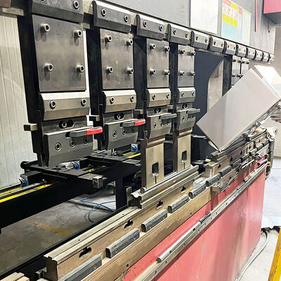 Metaalplaatbuigmachine voor het proces van de bodem van handgemaakte spoelbakken