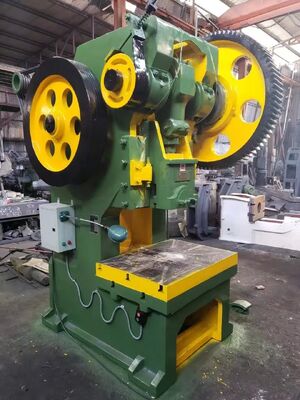 CNC-machine voor de vervaardiging van kookbakken met PLC-besturing en pneumatische vergrendeling voor wasbakken van roestvrij staal met ondersteuning van buitenlandse ingenieurs